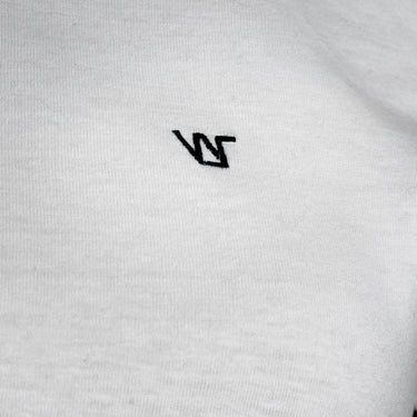 Schwarzes Logo auf einem weißem getVints Shirt herangezoomt